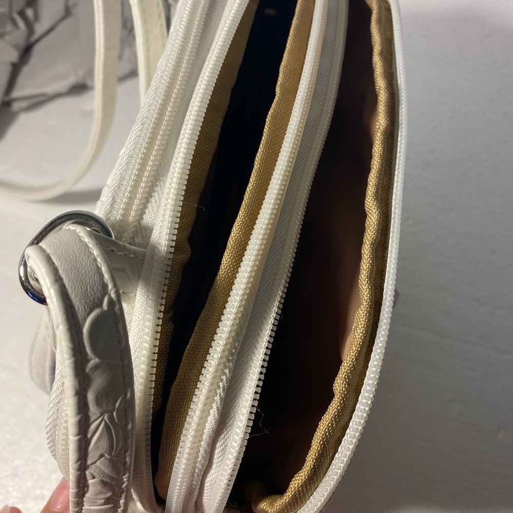 Elegant white Floral Embossed Crossbody Bag - Picture 4 of 5